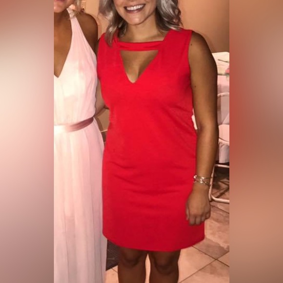 Red shift dress with cut out at neck. - Picture 4 of 4